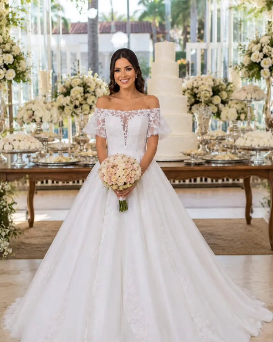 Vestido de noiva em renda com ombro a ombro e saia ampla, do acervo da Madra